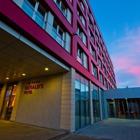 The Gerald'S Hotel Radauţi Bagian luar foto