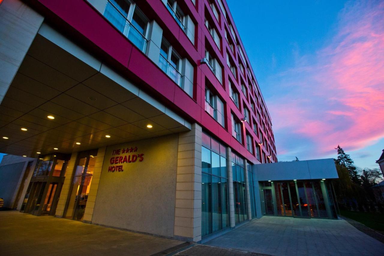The Gerald'S Hotel Radauţi Bagian luar foto