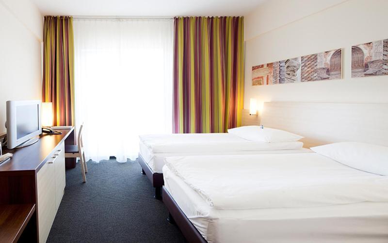 The Gerald'S Hotel Radauţi Bagian luar foto