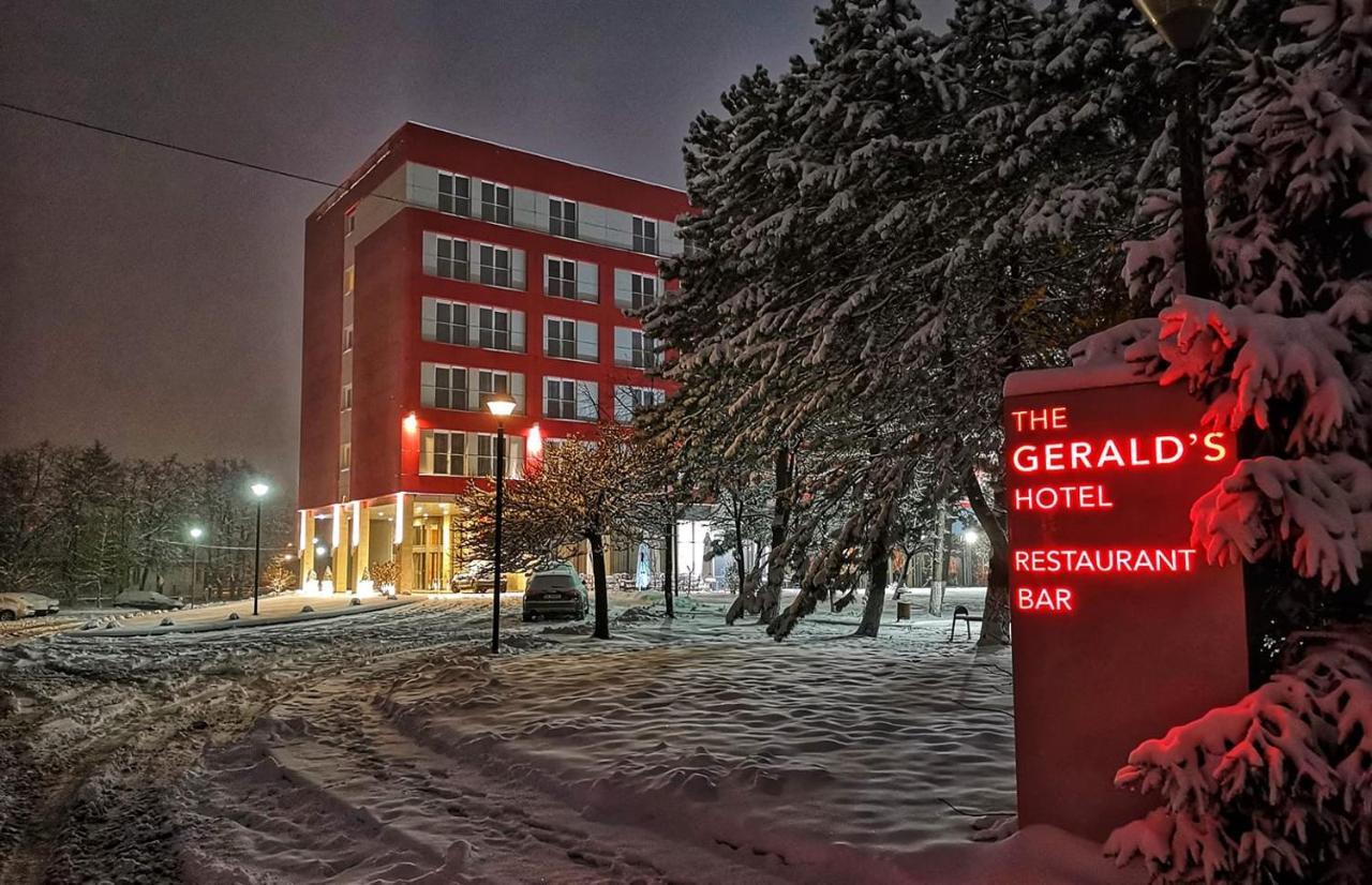 The Gerald'S Hotel Radauţi Bagian luar foto