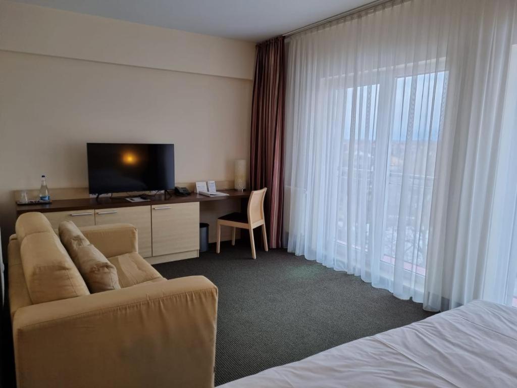 The Gerald'S Hotel Radauţi Bagian luar foto