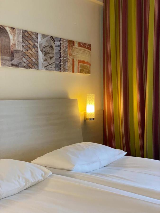 The Gerald'S Hotel Radauţi Bagian luar foto