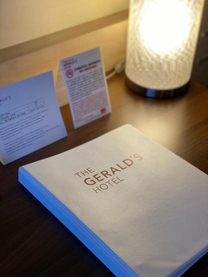 The Gerald'S Hotel Radauţi Bagian luar foto