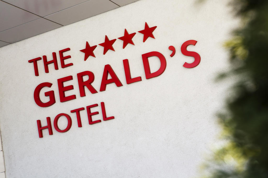The Gerald'S Hotel Radauţi Bagian luar foto